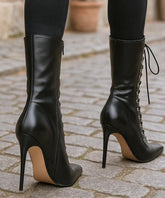 Comprar bota feminina com salto fino preto bico fino e cadarço frontal ajustável para looks ousados de inverno elegante em promoção VIZZANO